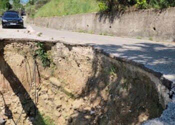 Rruga e dëmtuar në Lazarat; pjesë e aksit shembur nga shirat janarit, banorët: Na rrezikohet jeta çdo ditë