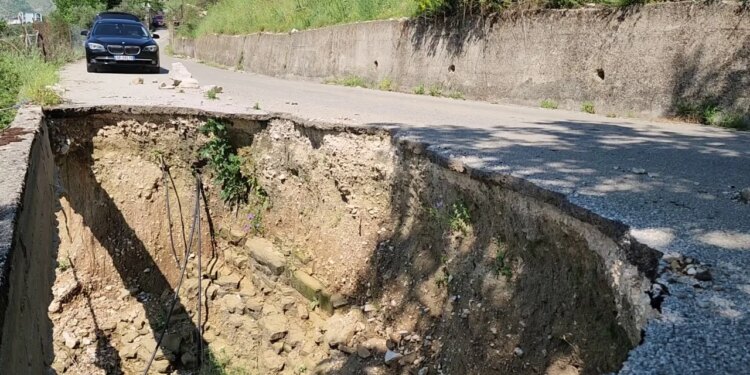 Rruga e dëmtuar në Lazarat; pjesë e aksit shembur nga shirat janarit, banorët: Na rrezikohet jeta çdo ditë