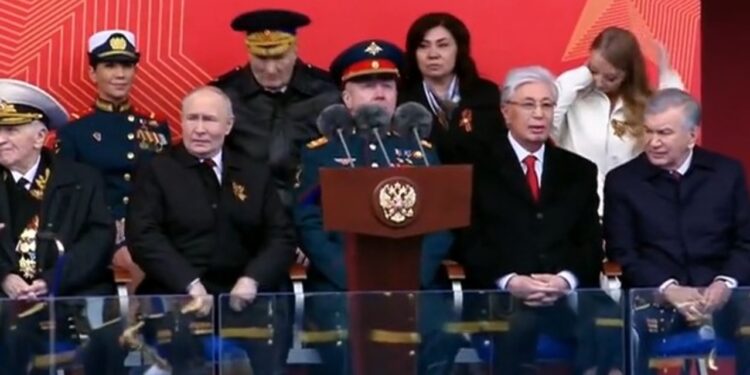 Rusia mban paradë të reduktuar për Ditën e Fitores; hyn në fuqi armëpushim i përkohshëm