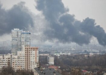 Rusia vazhdon sulmet ndaj Ukrainës gjatë armëpushimit të ndërmjetësuar nga SHBA; tre persona humbin jetën