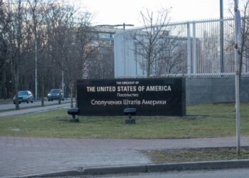 SHBA sfidon paralajmërimet e Rusisë: Ambasada amerikane në Kiev do të mbetet e hapur