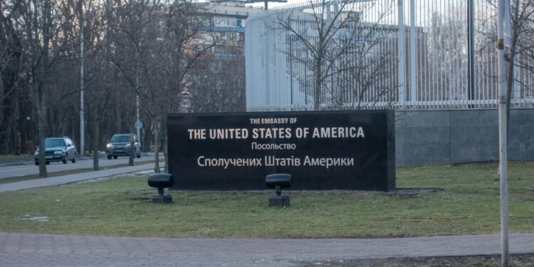 SHBA sfidon paralajmërimet e Rusisë: Ambasada amerikane në Kiev do të mbetet e hapur