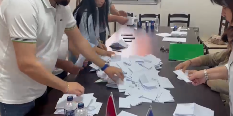 Sali Berisha i vetëm në garë për PD-në, numërimi mbyllet në disa degë, ja sa demokratë kanë votuar