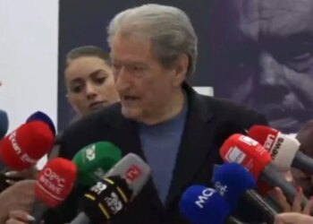 Sali Berisha voton për veten në referendumin e PD, i shoqëruar nga bashkëshortja e tij