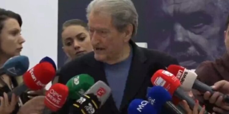 Sali Berisha voton për veten në referendumin e PD, i shoqëruar nga bashkëshortja e tij