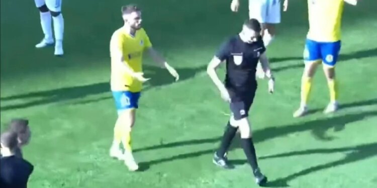 Sende të forta dhe lëndë plasëse në fushë, ndeshja Elbasani-Tirana ndalet nga gjyqtari Xhaja