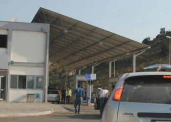 Sezoni turistik afër, pala greke zgjat orarin e kalimeve në pikën kufitare të Qafë Botës
