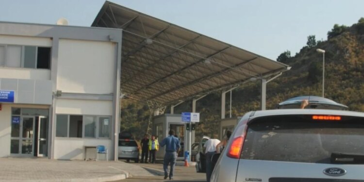 Sezoni turistik afër, pala greke zgjat orarin e kalimeve në pikën kufitare të Qafë Botës