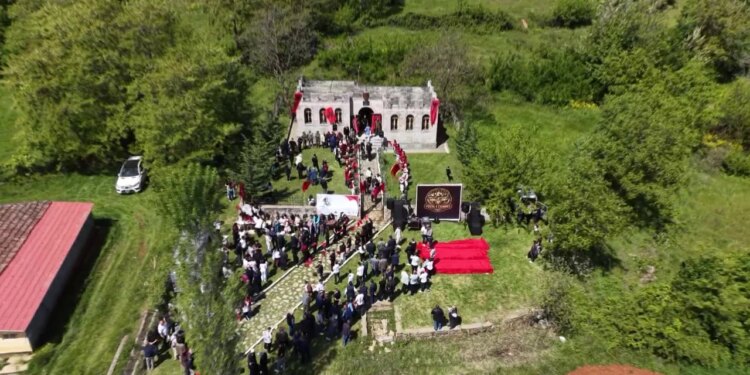 Shën Gjergji bashkon Dibrën: Festime në vendlindjen e familjes së heroit kombëtar Gjergj Kastriot Skënderbeu
