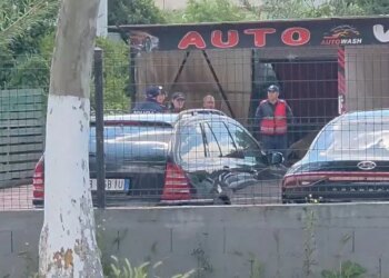 Sherr mes të rinjve në lavazh në Fier, një plagoset me thikë dhe autori arratiset