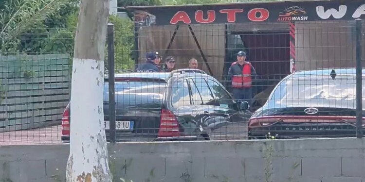 Sherr mes të rinjve në lavazh në Fier, një plagoset me thikë dhe autori arratiset