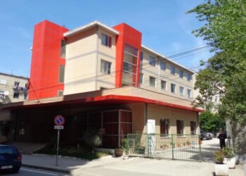 Shkarkohet drejtori i Fondit të Sigurimit të Kujdesit Shëndetësor, ja kush e zëvendëson Arti Papajanin