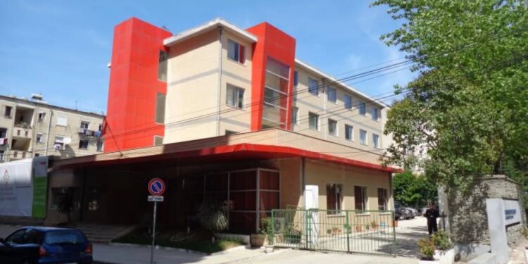 Shkarkohet drejtori i Fondit të Sigurimit të Kujdesit Shëndetësor, ja kush e zëvendëson Arti Papajanin