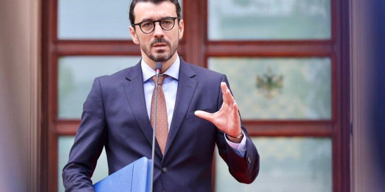 Shkresa: Konflikti mes dy kompanive bllokon punimet në Aeroportin e Vlorës, ministri Karakaçi jep ultimatum, 30 ditë afat