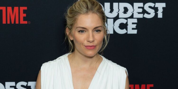 Sienna Miller nënë për herë të tretë, aktorja 44-vjeçare lind fëmijën e dytë me Ollie Green