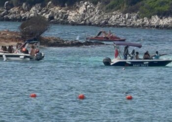 Skafi u afrohet pushuesve në Ksamil; drejtuesi i mjetit lundrues nuk i bindet as Policisë Kufitare