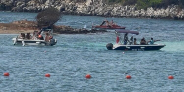 Skafi u afrohet pushuesve në Ksamil; drejtuesi i mjetit lundrues nuk i bindet as Policisë Kufitare