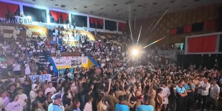 Skena e talenteve të reja dhe maratona rinore ndezin Elbasanin me muzikë, art dhe energji të re