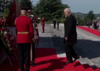 Sot, 5 Maji: Kryeministri Rama dhe Presidenti Begaj bëjnë homazhe në Varrezat e Dëshmorëve