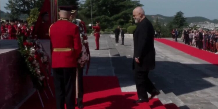 Sot, 5 Maji: Kryeministri Rama dhe Presidenti Begaj bëjnë homazhe në Varrezat e Dëshmorëve