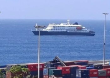 Spanja evakuuon pasagjerët e anijes me hantavirus; turistët ndahen, pritet riatdhesimi nën masa të rrepta sigurie në origjinë