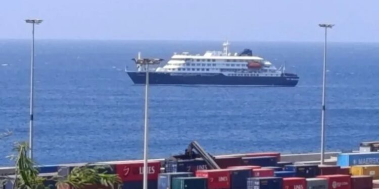 Spanja evakuuon pasagjerët e anijes me hantavirus; turistët ndahen, pritet riatdhesimi nën masa të rrepta sigurie në origjinë