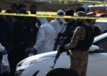 Sulm kamikaz në Pakistan: autorët shpërthyen eksploziv dhe hapën zjarr, 12 oficerë policie vriten