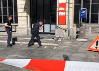 Sulm me thikë në një stacion treni në Zvicër, plagosen tre persona; dëshmitarët: autori po bërtiste Allahu Ekber