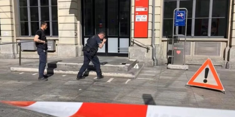 Sulm me thikë në një stacion treni në Zvicër, plagosen tre persona; dëshmitarët: autori po bërtiste Allahu Ekber