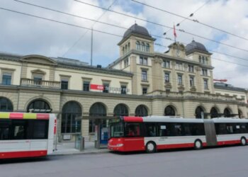 Sulm me thikë në stacion policor në Zvicër, tre persona të plagosur; dëshmitarët: autori bërtiti Allahu Akbar