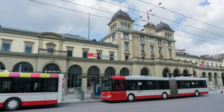 Sulm me thikë në stacion policor në Zvicër, tre persona të plagosur; dëshmitarët: autori bërtiti Allahu Akbar