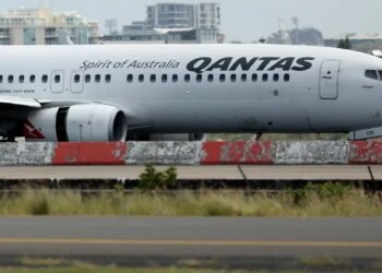 Sulm në bordin e Qantas: pasagjeri kafshon stjuardesën, avioni bën ulje emergjente
