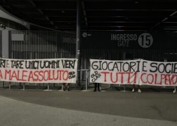 Tare dhe Allegri, burra të vërtetë; Ibra, e keqja absolute — Tifozët e Milanit vijojnë kontestimin ndaj klubit