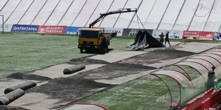 Te Partizani nis puna për heqjen e fushës sintetike në Arena e Demave; do të shtrohet tapet hibrid