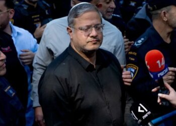 Të gjunjëzuar dhe duar të lidhura, bota e tronditur nga video e ministrit izraelit për aktivistë të ndaluar
