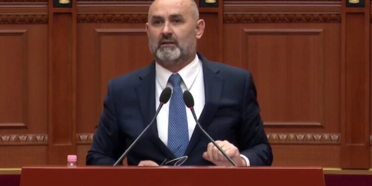 Të kërkoj ndjesë që të ula gradat, Manja i përgjigjet me ironi Peleshit: Cinizmi yt dominoi mikrofonin