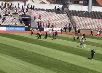 Tensione para dhe gjatë AF Elbasani-Tirana, përplasje e dhunë brenda dhe jashtë stadiumit; ndeshja ndalet dy herë