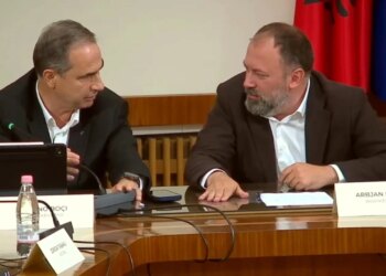 Tensione te Territorialja: Mazniku i merr mikrofonin Boçit; bashkëkryetari: Mos e ngri zërin, le mazhoranca të flasë