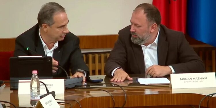 Tensione te Territorialja: Mazniku i merr mikrofonin Boçit; bashkëkryetari: Mos e ngri zërin, le mazhoranca të flasë