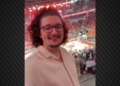 Tifozi i njohur i Manchester United, që nuk pret flokët, shkoi në ndeshje basketbolli dhe përfundoi në spital