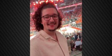 Tifozi i njohur i Manchester United, që nuk pret flokët, shkoi në ndeshje basketbolli dhe përfundoi në spital