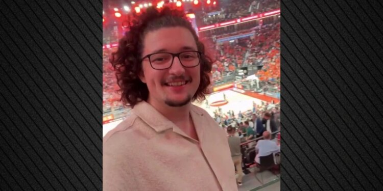 Tifozi i njohur i Manchester United, që nuk pret flokët, shkoi në ndeshje basketbolli dhe përfundoi në spital