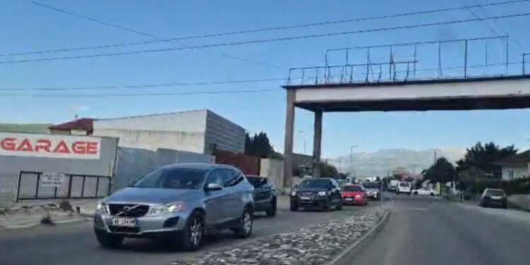 Trafik kilometrik në Elbasan, fluks mjetesh që kthehen nga juglindja; fundjava më problematike