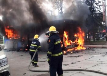 Tragjedi në Kinë: minibusi përplaset me një kamion, 13 viktima dhe 3 të plagosur