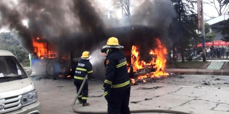 Tragjedi në Kinë: minibusi përplaset me një kamion, 13 viktima dhe 3 të plagosur