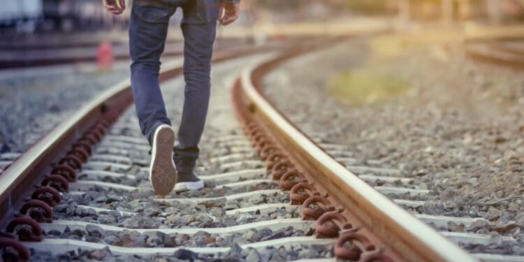 Tragjike: 26-vjeçari përplaset për vdekje nga treni teksa po kalonte shinat në Milano