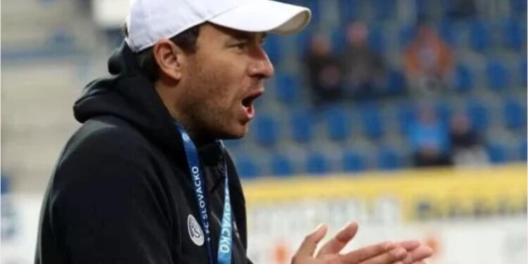 Trajneri çek skualifikohet përjetë për filmimin e futbollisteve në dush