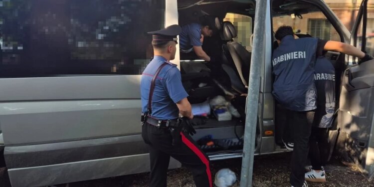 Tre të rinj shqiptarë në Itali arrestohen, kapen me një furgon duke transportuar 5 kg kokainë dhe 6,000€