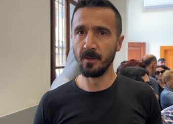 Tregtarët e Vlorës protestojnë pasi u ndaluan të hynin në tregun e fruta-perimeve: Po pësojmë humbje ekonomike