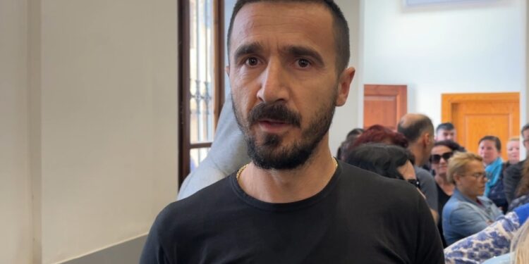 Tregtarët e Vlorës protestojnë pasi u ndaluan të hynin në tregun e fruta-perimeve: Po pësojmë humbje ekonomike